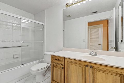 Condo in Tamarac, Florida, 2 bedrooms № 2026275 - photo 24
