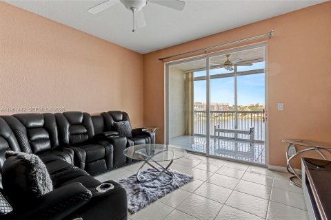 Condo in Tamarac, Florida, 2 bedrooms № 2026275 - photo 21