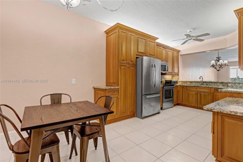 Condo in Tamarac, Florida, 2 bedrooms № 2026275 - photo 5