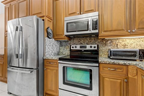 Condo in Tamarac, Florida, 2 bedrooms № 2026275 - photo 9