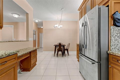 Condo in Tamarac, Florida, 2 bedrooms № 2026275 - photo 11