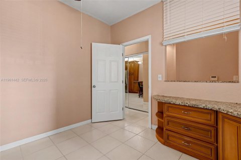 Condo in Tamarac, Florida, 2 bedrooms № 2026275 - photo 13