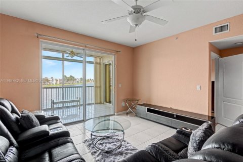 Condo in Tamarac, Florida, 2 bedrooms № 2026275 - photo 23