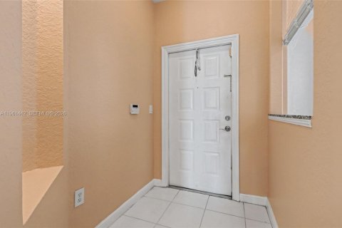 Condo in Tamarac, Florida, 2 bedrooms № 2026275 - photo 2