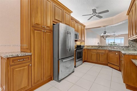 Condo in Tamarac, Florida, 2 bedrooms № 2026275 - photo 7