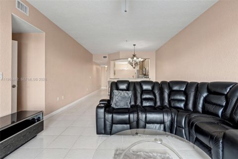 Condo in Tamarac, Florida, 2 bedrooms № 2026275 - photo 20