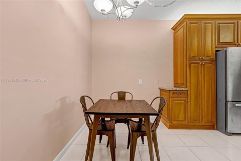 Condo in Tamarac, Florida, 2 bedrooms № 2026275 - photo 6