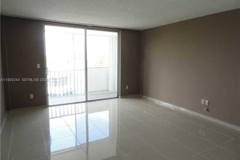 Condo in North Miami Beach, Florida, 2 bedrooms  № 2051477 - photo 10