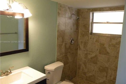 Condo in North Miami Beach, Florida, 2 bedrooms  № 2051477 - photo 12