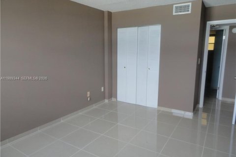 Condo in North Miami Beach, Florida, 2 bedrooms  № 2051477 - photo 16