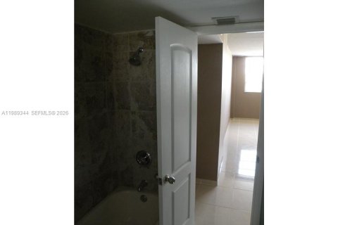 Condo in North Miami Beach, Florida, 2 bedrooms  № 2051477 - photo 17