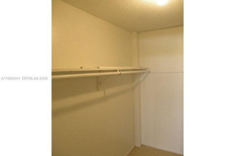 Condo in North Miami Beach, Florida, 2 bedrooms  № 2051477 - photo 19