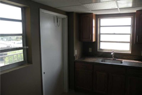 Condo in North Miami Beach, Florida, 2 bedrooms  № 2051477 - photo 6
