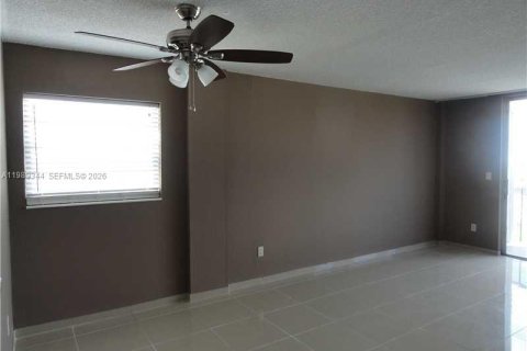 Condo in North Miami Beach, Florida, 2 bedrooms  № 2051477 - photo 9