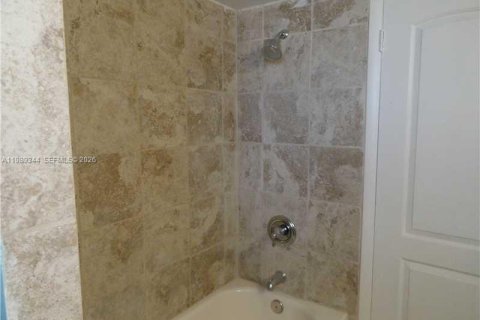 Condo in North Miami Beach, Florida, 2 bedrooms  № 2051477 - photo 14