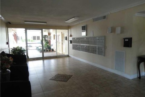 Condo in North Miami Beach, Florida, 2 bedrooms  № 2051477 - photo 2
