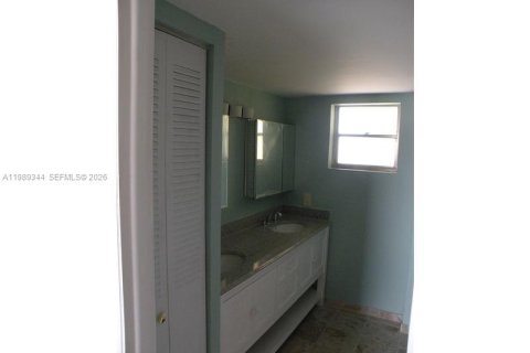 Condo in North Miami Beach, Florida, 2 bedrooms  № 2051477 - photo 13