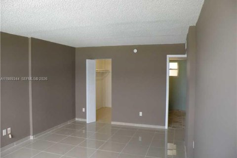 Condo in North Miami Beach, Florida, 2 bedrooms  № 2051477 - photo 20