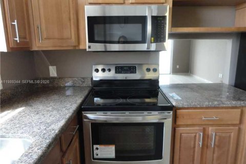 Condo in North Miami Beach, Florida, 2 bedrooms  № 2051477 - photo 8