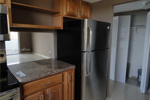 Condo in North Miami Beach, Florida, 2 bedrooms  № 2051477 - photo 7