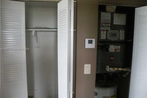 Condo in North Miami Beach, Florida, 2 bedrooms  № 2051477 - photo 11