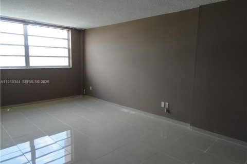Condo in North Miami Beach, Florida, 2 bedrooms  № 2051477 - photo 15