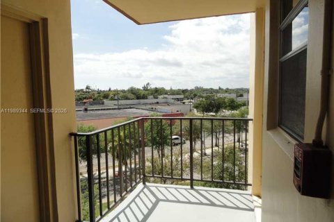 Condo in North Miami Beach, Florida, 2 bedrooms  № 2051477 - photo 3