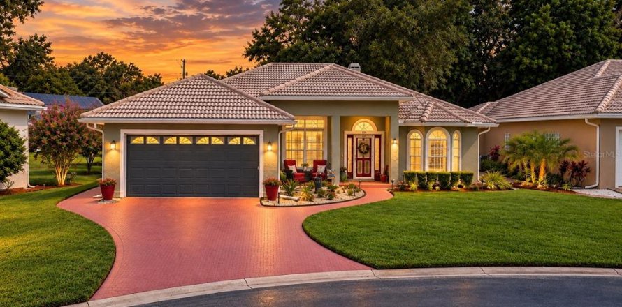 House in Auburndale, Florida 3 bedrooms, 194.91 sq.m. № 2391316