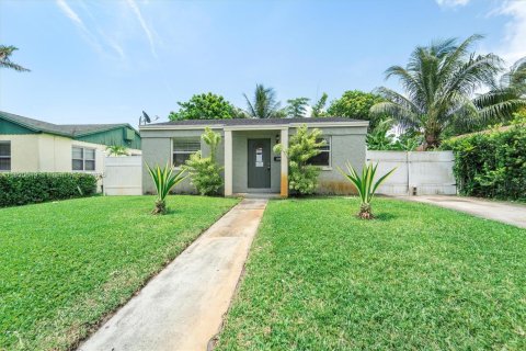 House in West Palm Beach, Florida 2 bedrooms, 69.68 sq.m. № 1779206 - photo 1