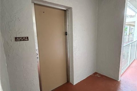 Copropriété à vendre à Sarasota, Floride: 2 chambres, 84.17 m2 № 1884180 - photo 28