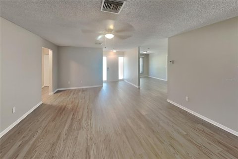 Villa ou maison à louer à Deltona, Floride: 3 chambres, 134.15 m2 № 2420417 - photo 3