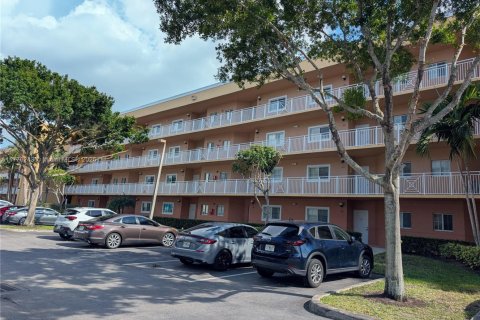 Condo in Greenacres, Florida, 2 bedrooms  № 1730628 - photo 1