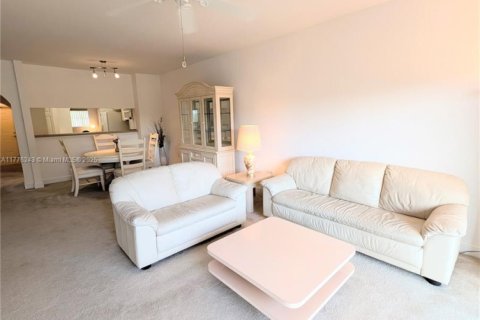 Condo in Greenacres, Florida, 2 bedrooms  № 1730628 - photo 13
