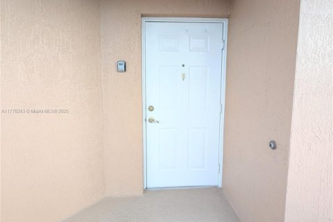 Condo in Greenacres, Florida, 2 bedrooms  № 1730628 - photo 3