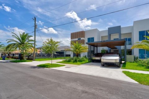 Adosado en Miami, Florida 4 dormitorios, 284.65 m2 № 1997628