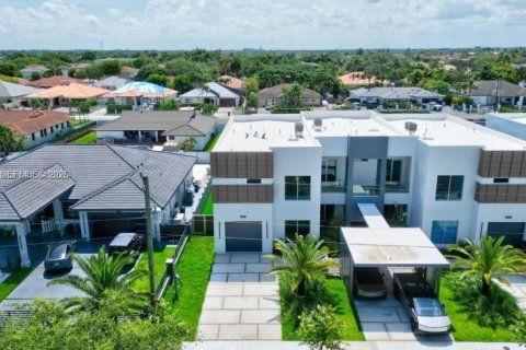 Adosado en alquiler en Miami, Florida, 4 dormitorios, 284.65 m2 № 1997628 - foto 2