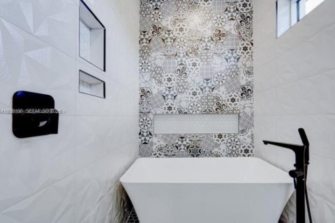 Adosado en alquiler en Miami, Florida, 4 dormitorios, 284.65 m2 № 1997628 - foto 5