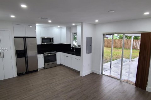 House in Miami Gardens, Florida 4 bedrooms, 124.67 sq.m. № 1993133 - photo 4