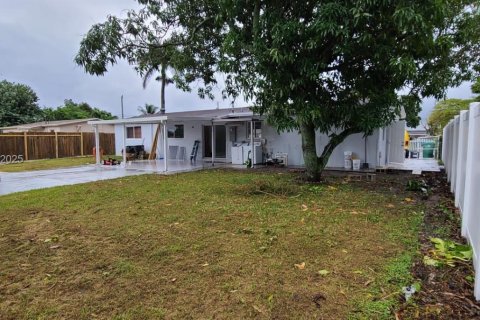 House in Miami Gardens, Florida 4 bedrooms, 124.67 sq.m. № 1993133 - photo 1