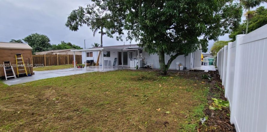 House in Miami Gardens, Florida 4 bedrooms, 124.67 sq.m. № 1993133