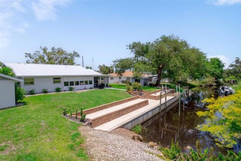 House in Punta Gorda, Florida 2 bedrooms, 138.61 sq.m. № 1778321 - photo 15