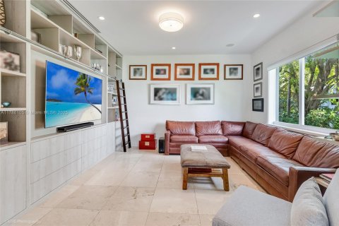 House in Miami, Florida 6 bedrooms, 888.24 sq.m. № 1646307 - photo 18