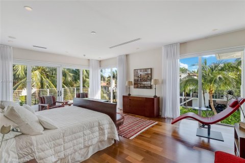 House in Miami, Florida 6 bedrooms, 888.24 sq.m. № 1646307 - photo 24