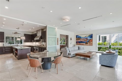 House in Miami, Florida 6 bedrooms, 888.24 sq.m. № 1646307 - photo 17