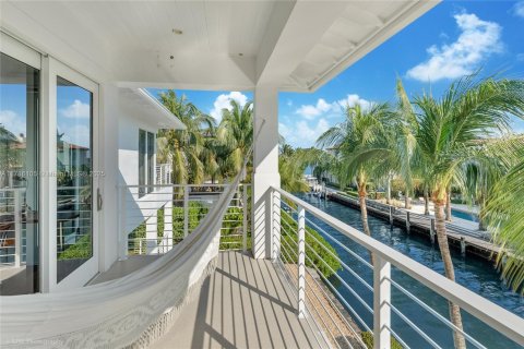 House in Miami, Florida 6 bedrooms, 888.24 sq.m. № 1646307 - photo 30