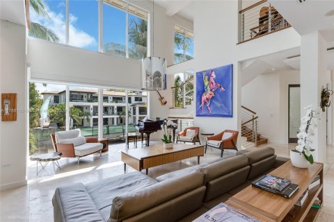 House in Miami, Florida 6 bedrooms, 888.24 sq.m. № 1646307 - photo 9