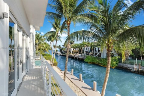 House in Miami, Florida 6 bedrooms, 888.24 sq.m. № 1646307 - photo 22