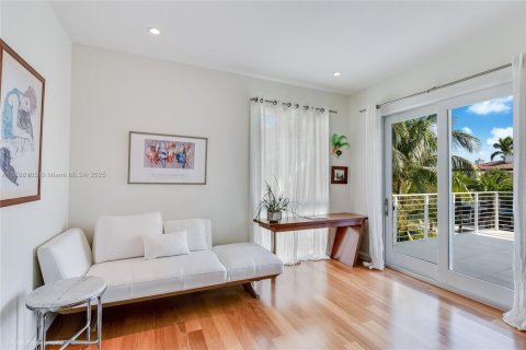 House in Miami, Florida 6 bedrooms, 888.24 sq.m. № 1646307 - photo 25