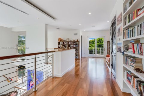 House in Miami, Florida 6 bedrooms, 888.24 sq.m. № 1646307 - photo 28
