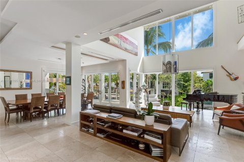 House in Miami, Florida 6 bedrooms, 888.24 sq.m. № 1646307 - photo 11